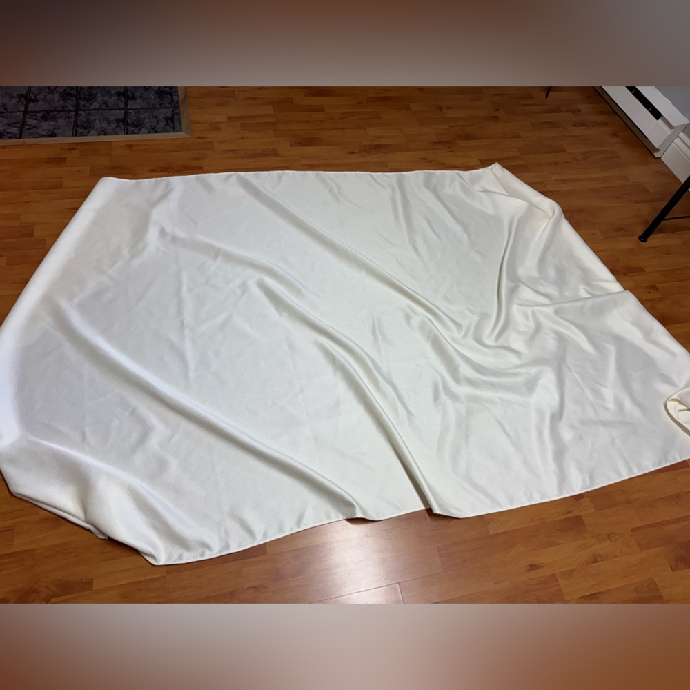Elegant Cream Tablecloth with 9 napkins